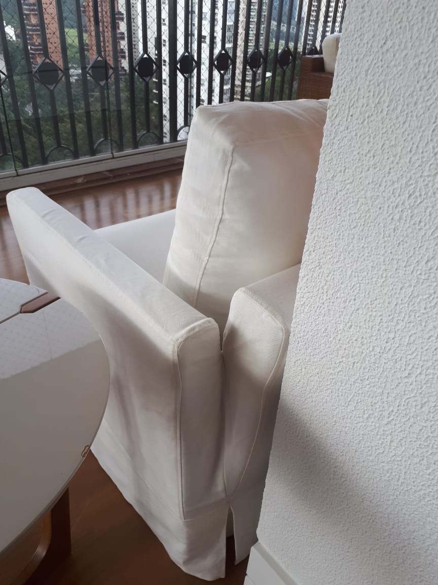 Sofá com capa decorativa