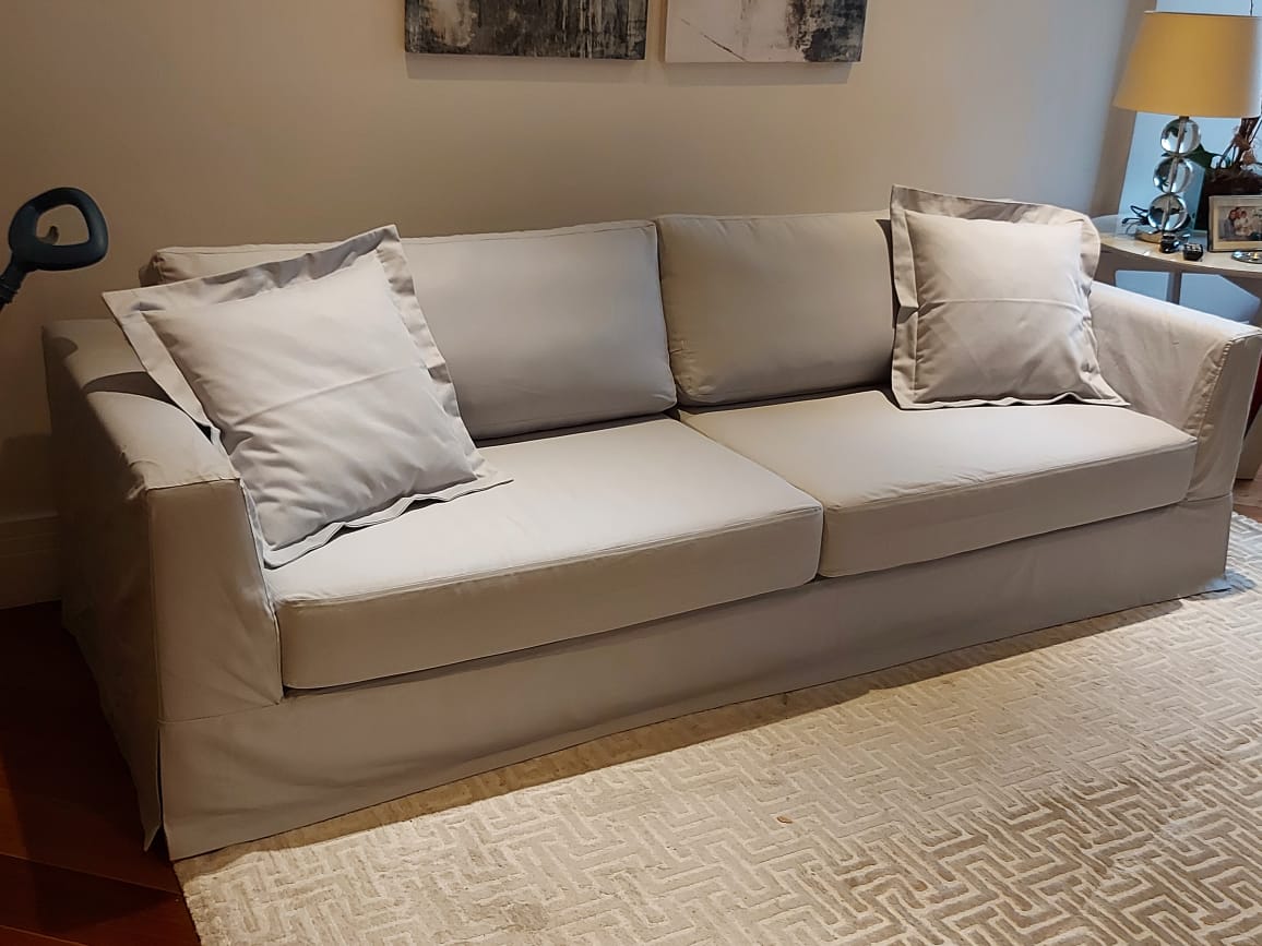 Sofá com capa decorativa