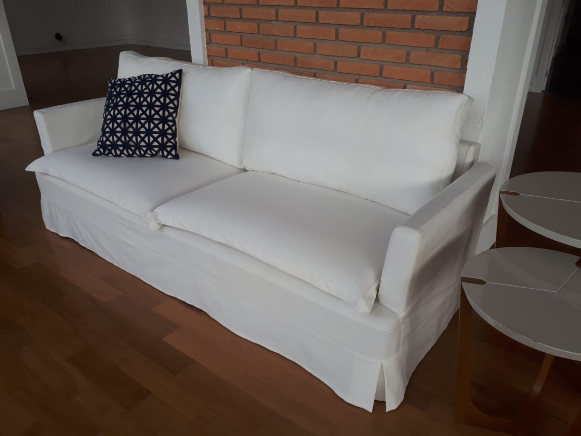 Sofá com capa decorativa