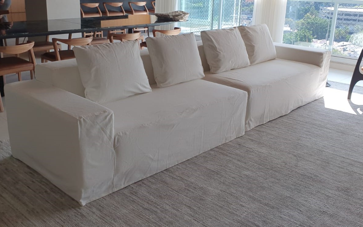 Sofá com capa decorativa