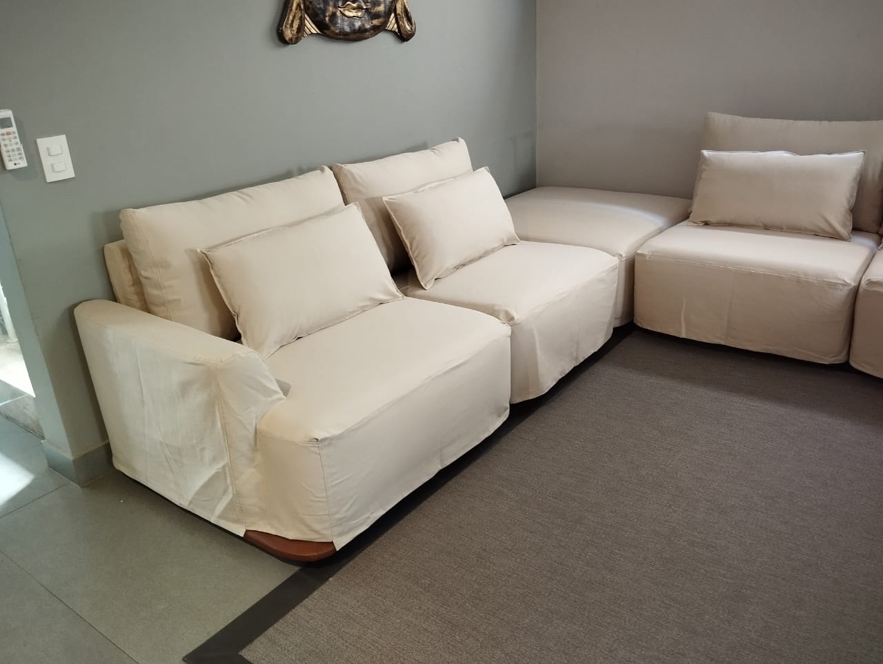Sofá com capa decorativa