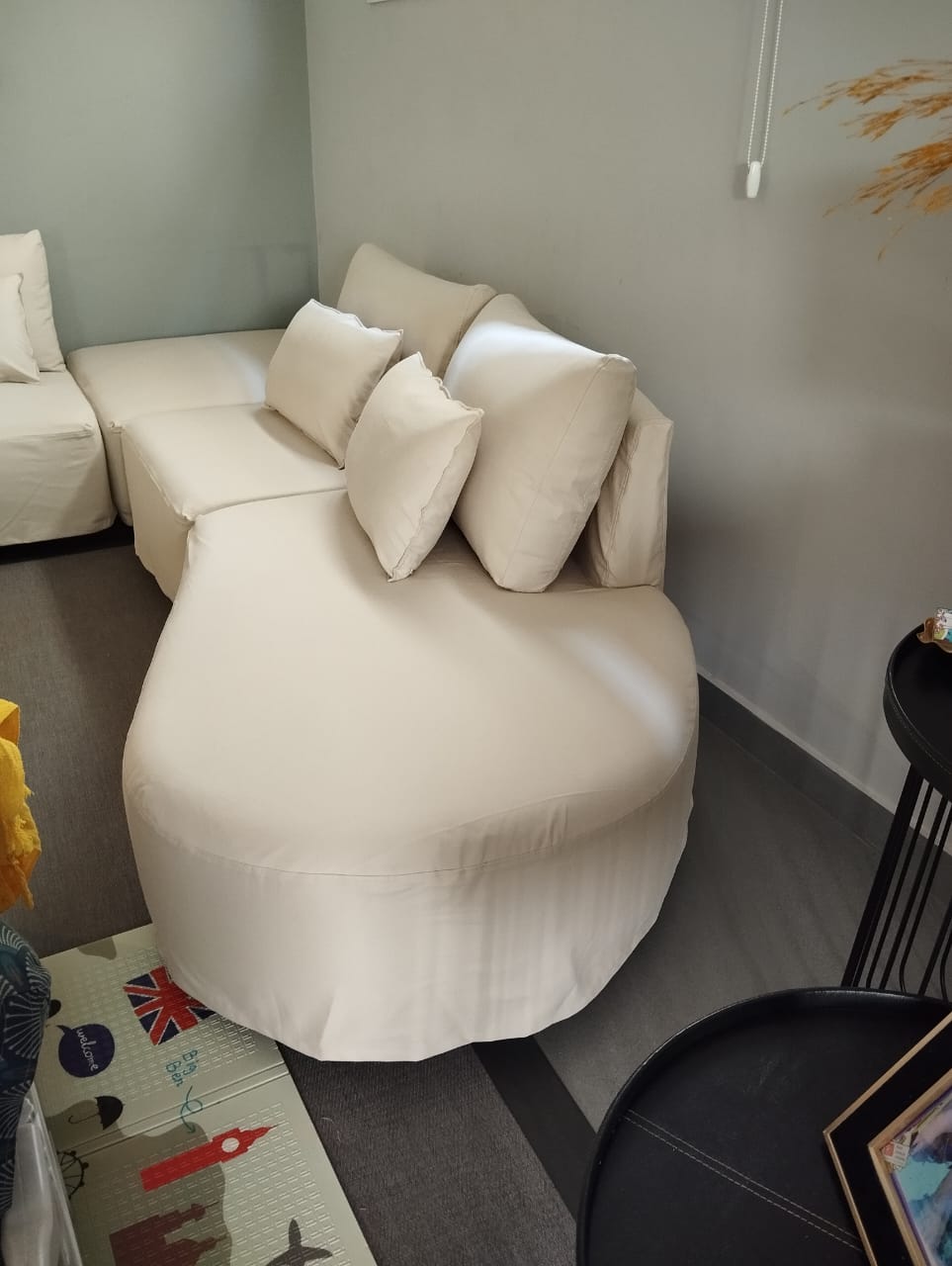 Sofá com capa decorativa