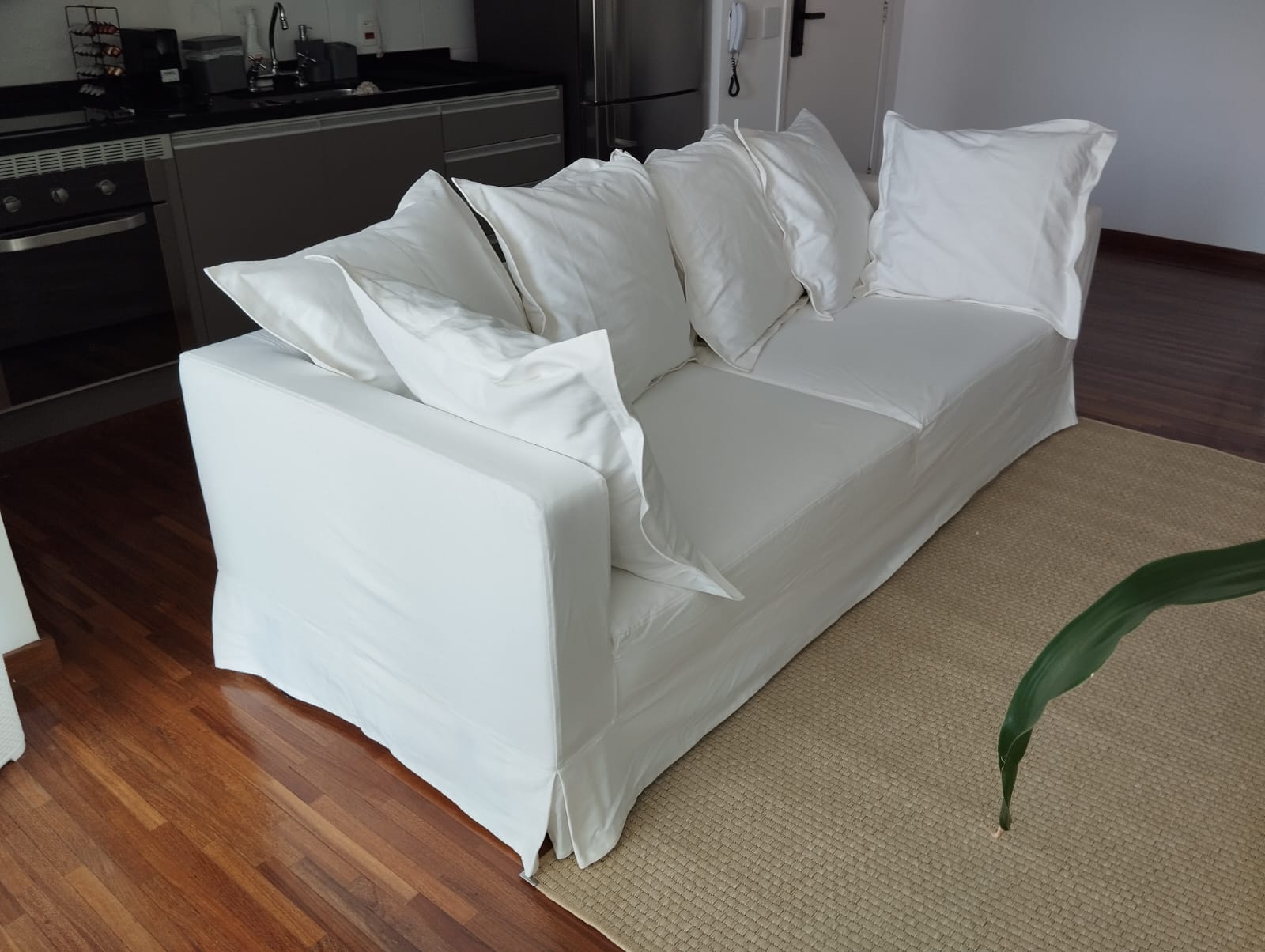 Sofá com capa decorativa