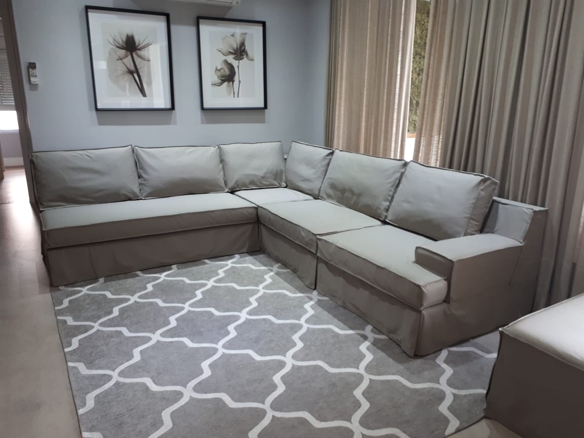 Sofá com capa decorativa