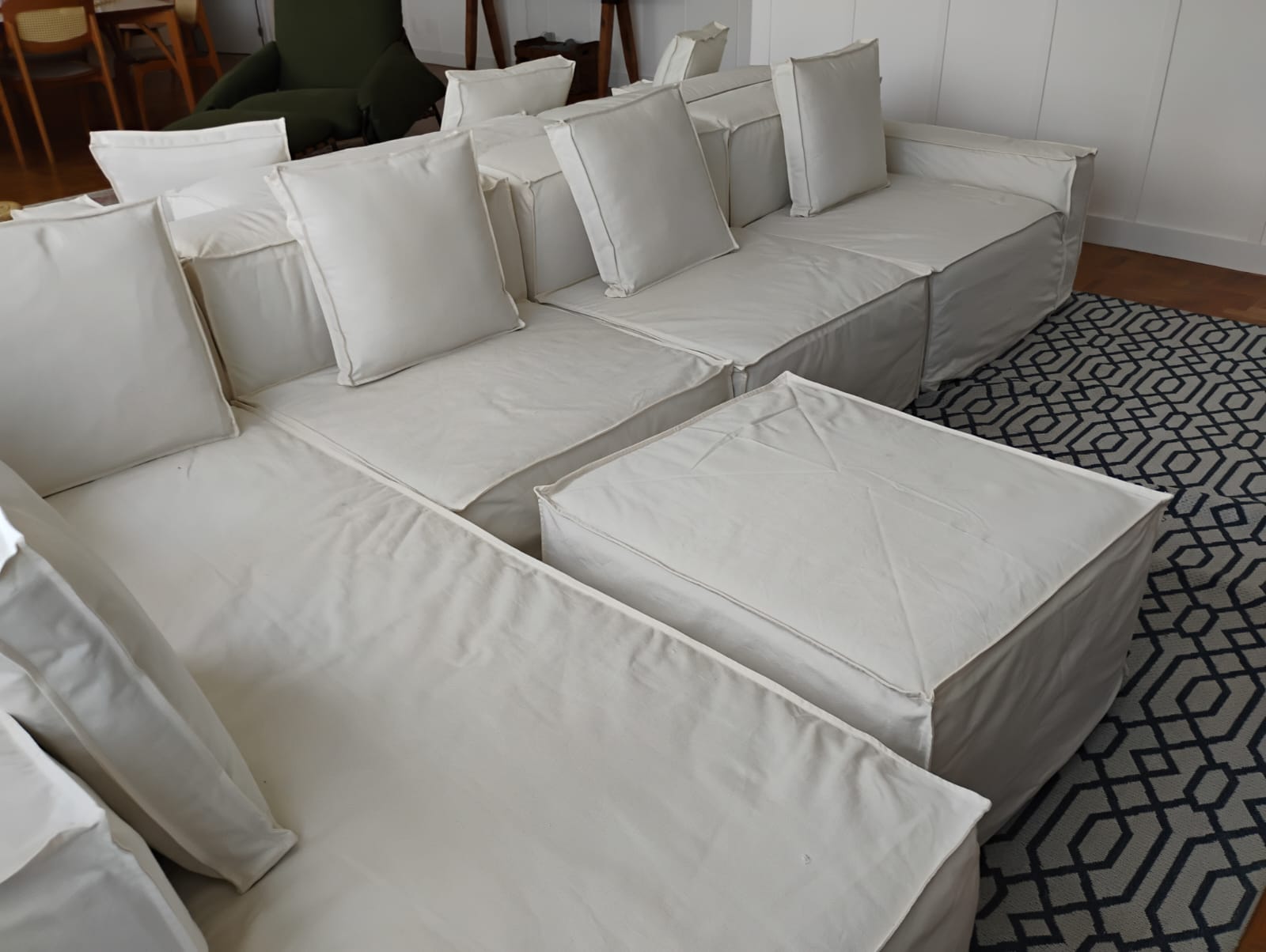 Sofá com capa decorativa