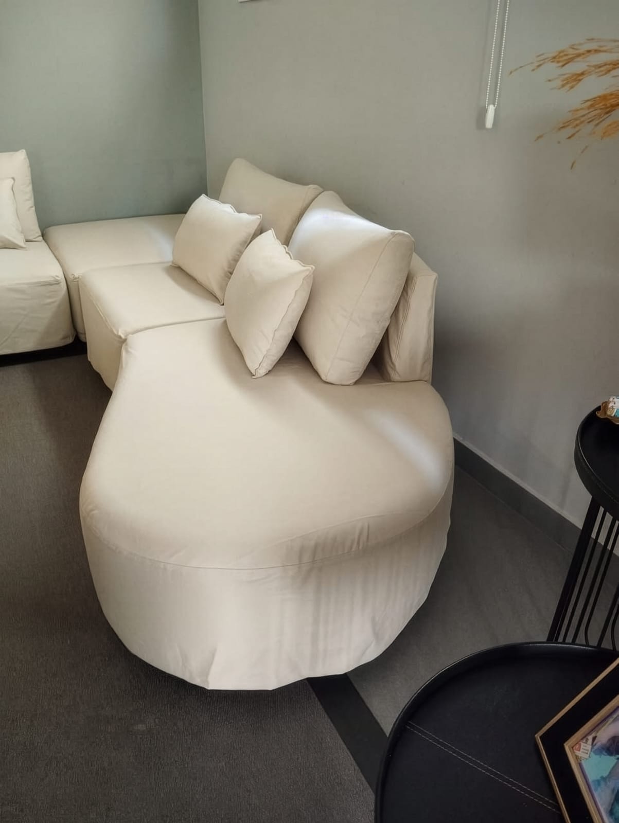 Sofá com capa decorativa