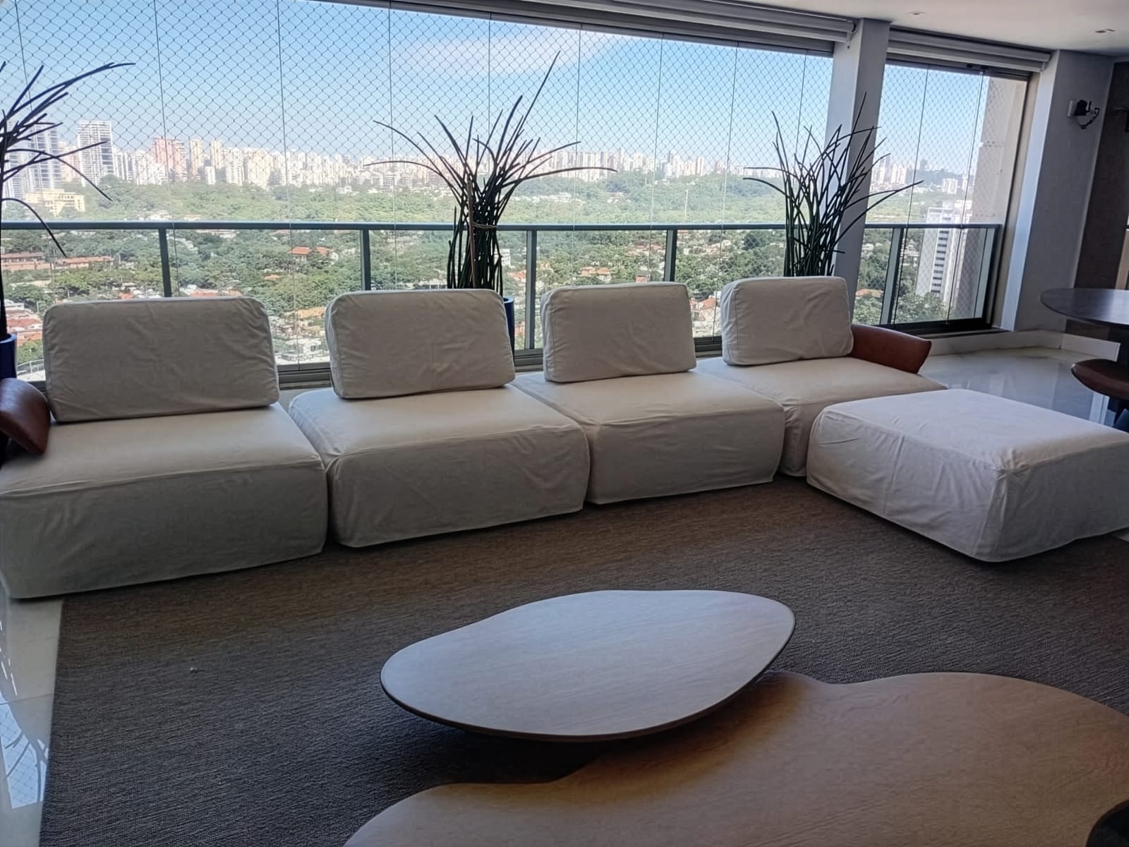 Sofá com capa decorativa
